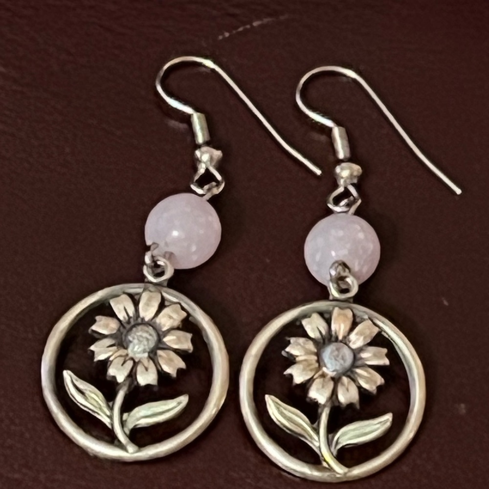 Daisy charm dangle earrings gs with pink accent bead